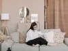 Nowoczesne sofy do salonu – trendy w formach, nóżkach i przeszyciach