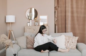 Nowoczesne sofy do salonu – trendy w formach, nóżkach i przeszyciach