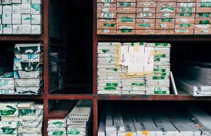 Zakupy materiałowe dla warsztatu: jak rozmawiać z dostawcą, żeby dostać to, co potrzebne?