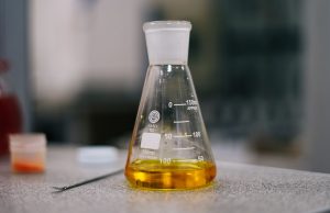 Środki powierzchniowo czynne – jak działają i gdzie znajdują zastosowanie?